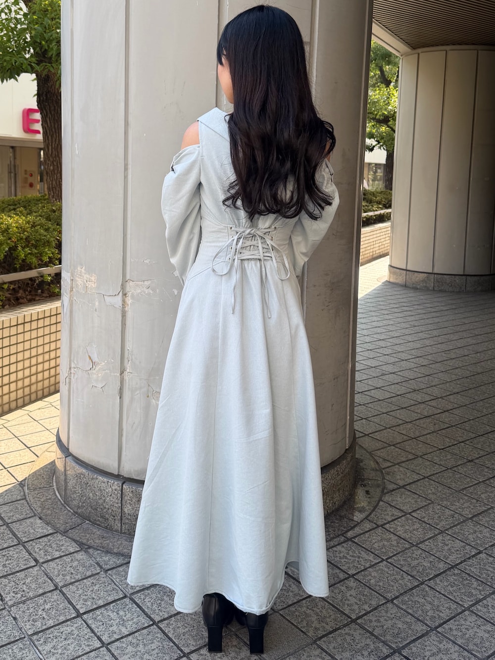 ブラック系のブーツ、ブルー系のワンピースを着用したレディースの春コーディネートの3枚目の写真