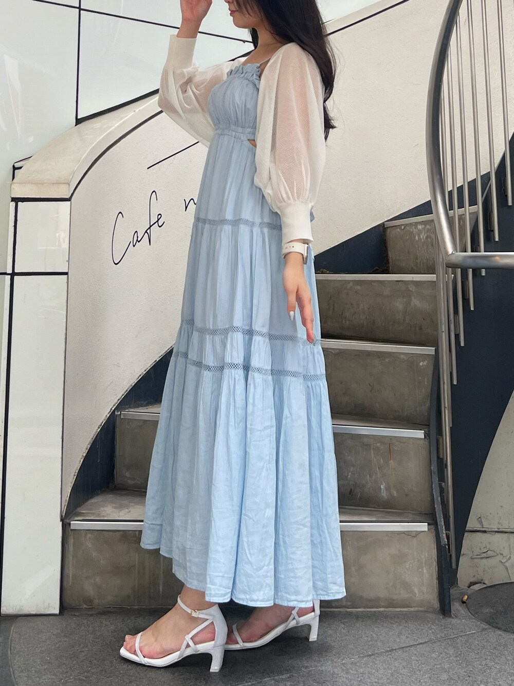 ブルー系のワンピース、ホワイト系のカーディガン/ボレロ、ホワイト系のサンダルを着用したレディースの夏コーディネートの2枚目の写真