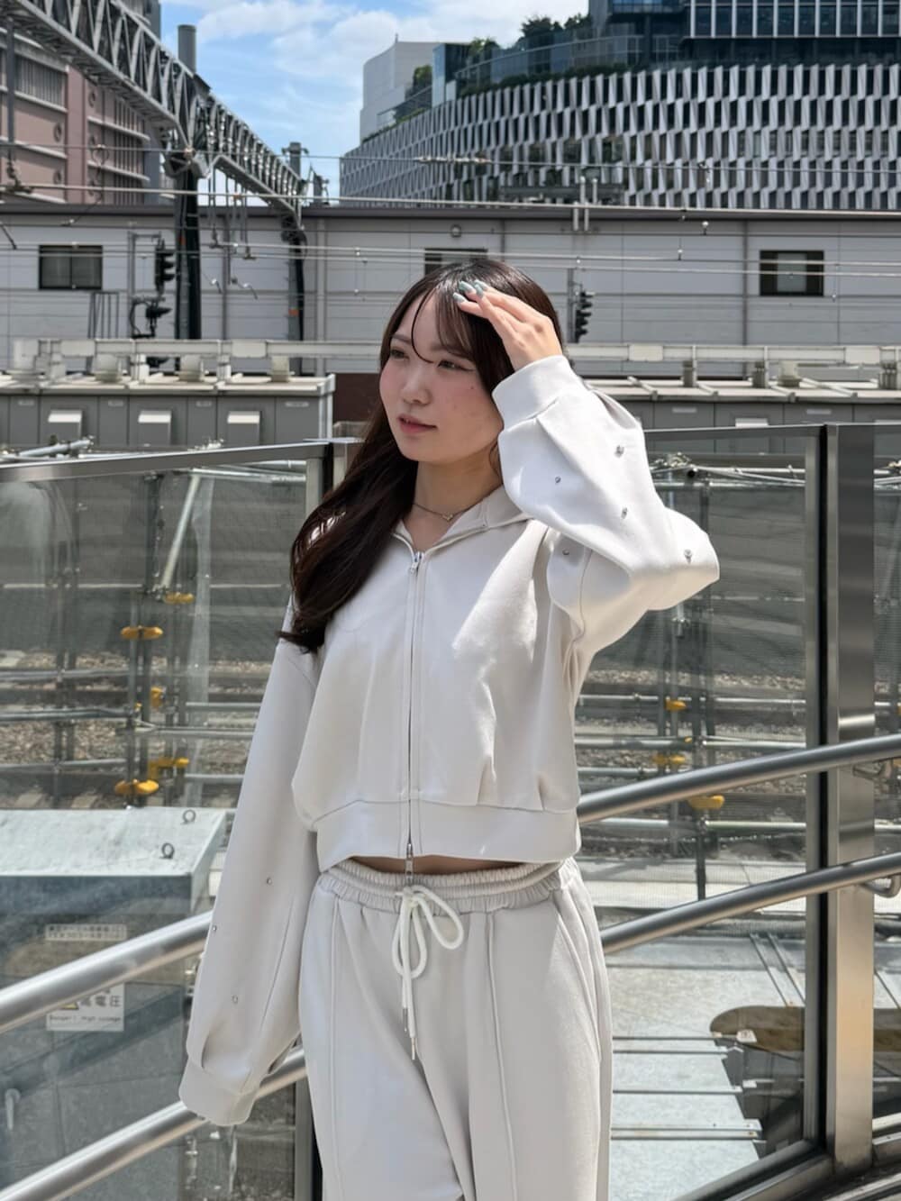 ホワイト系のTシャツ/カットソー、ホワイト系のスウェットパンツ、ホワイト系のサンダルを着用したレディースの夏コーディネートの5枚目の写真
