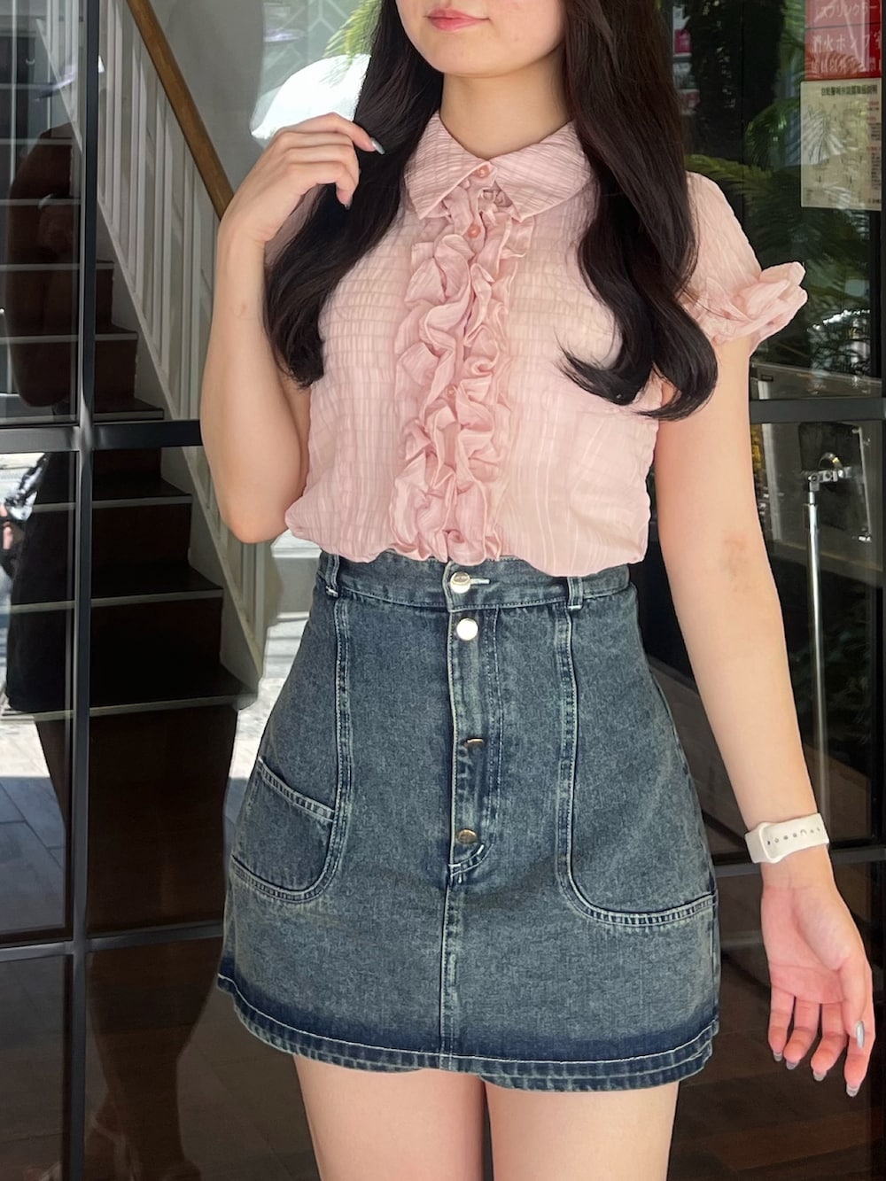 ピンク系のシャツ/ブラウス、ブルー系のデニムパンツ、ホワイト系のサンダルを着用したレディースの夏コーディネートの4枚目の写真