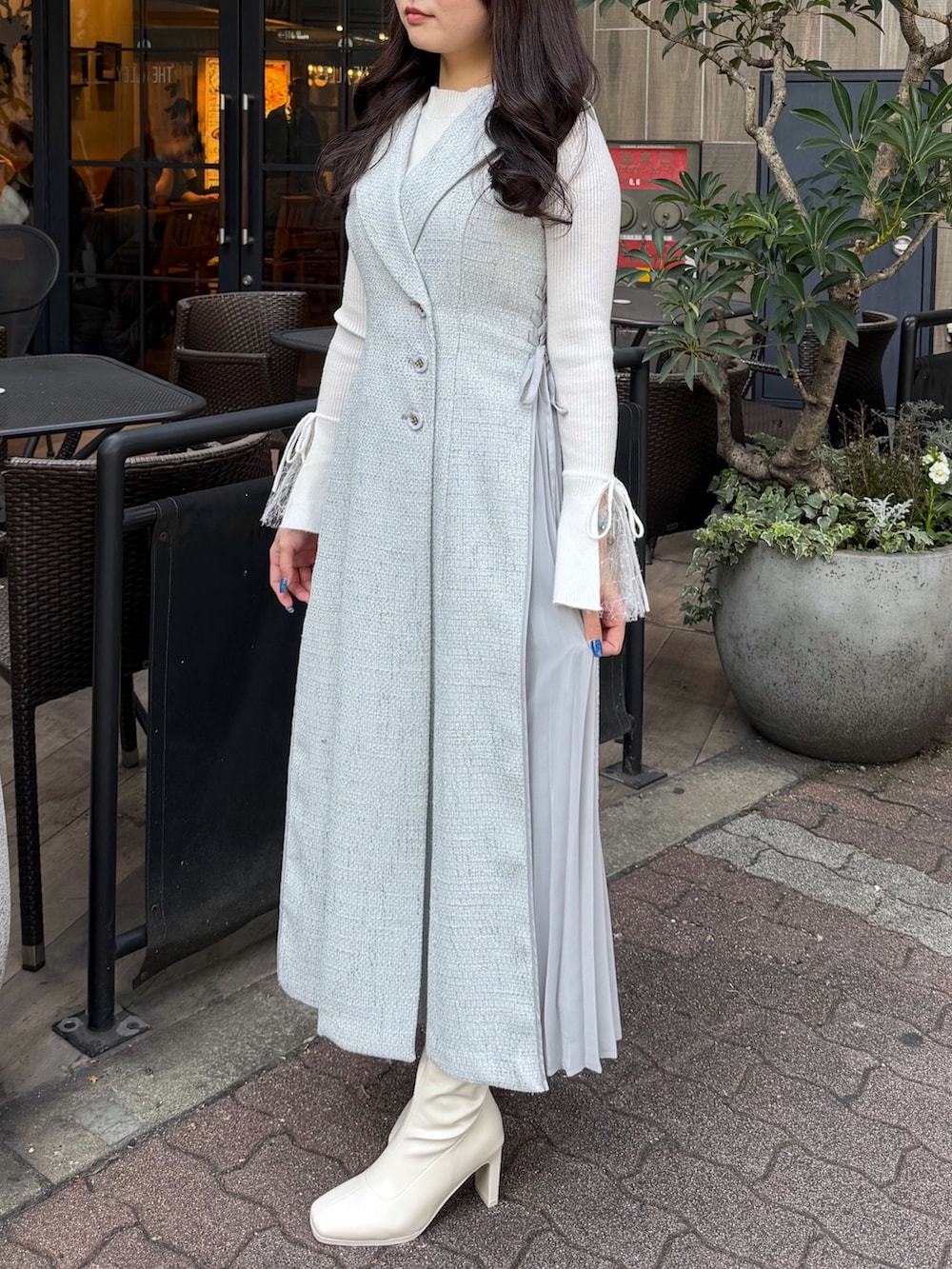 ホワイト系のブーツ、グレー系のワンピースを着用したレディースの春コーディネートの2枚目の写真