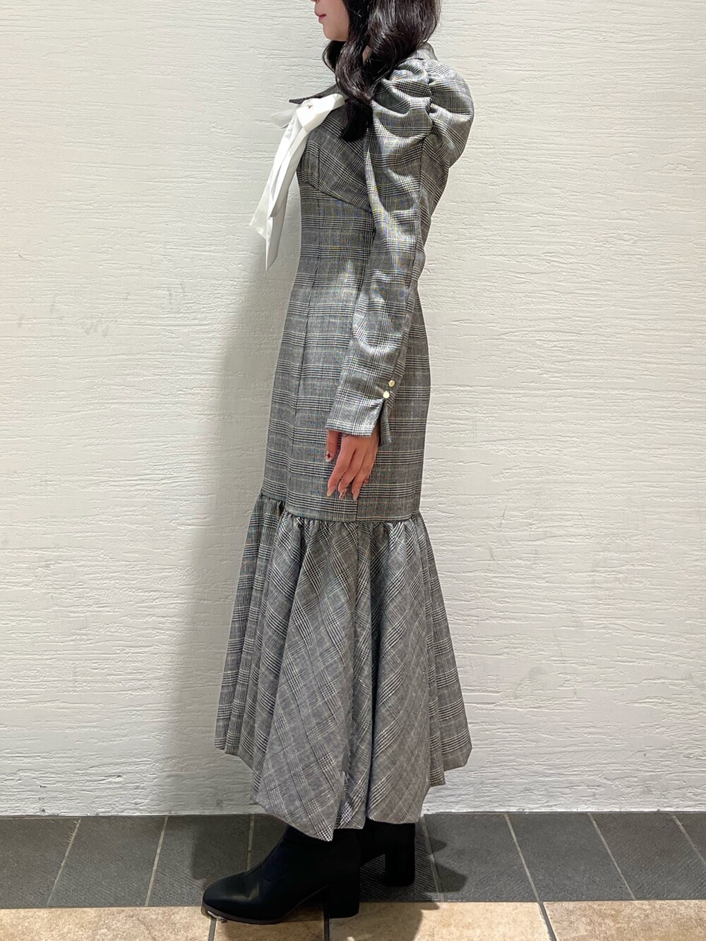 その他のワンピース、ブラック系のブーツを着用したレディースの秋コーディネートの2枚目の写真