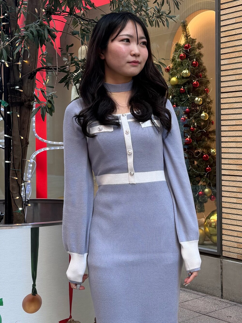 ブルー系のワンピース、ブラック系のブーツを着用したレディースの冬コーディネートの4枚目の写真