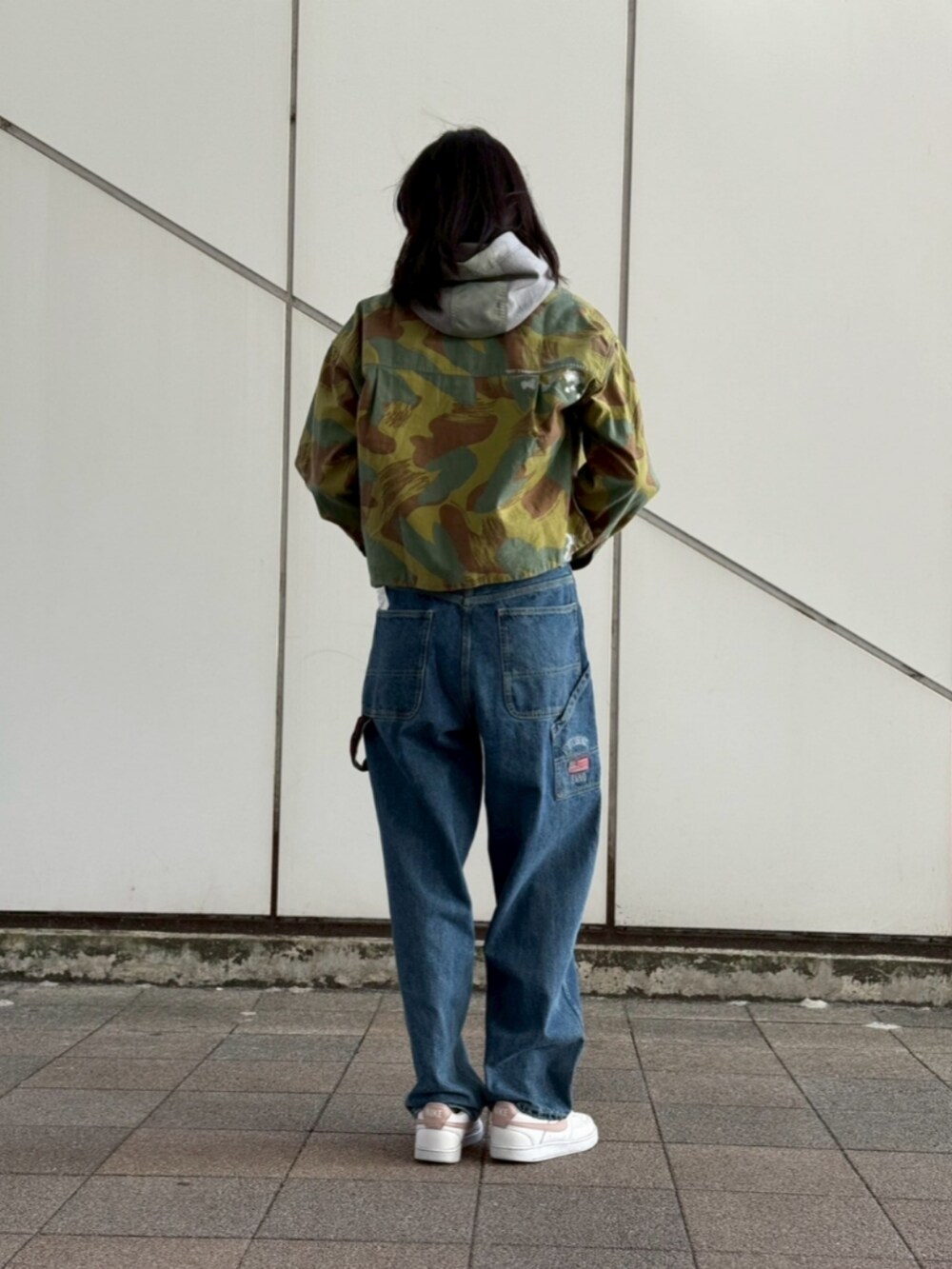 ブルー系のデニムパンツ、グリーン系のシャツ/ブラウス、グレー系のパーカーを着用したレディースの秋コーディネートの2枚目の写真