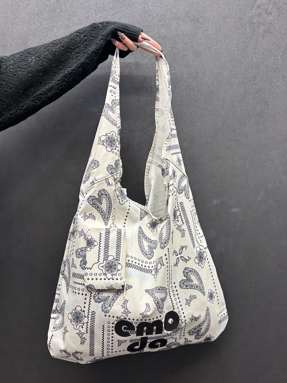 ブラック系のパーカー、ブルー系のデニムパンツ、ブラック系のスニーカーを着用したレディースの春コーディネートの7枚目の写真