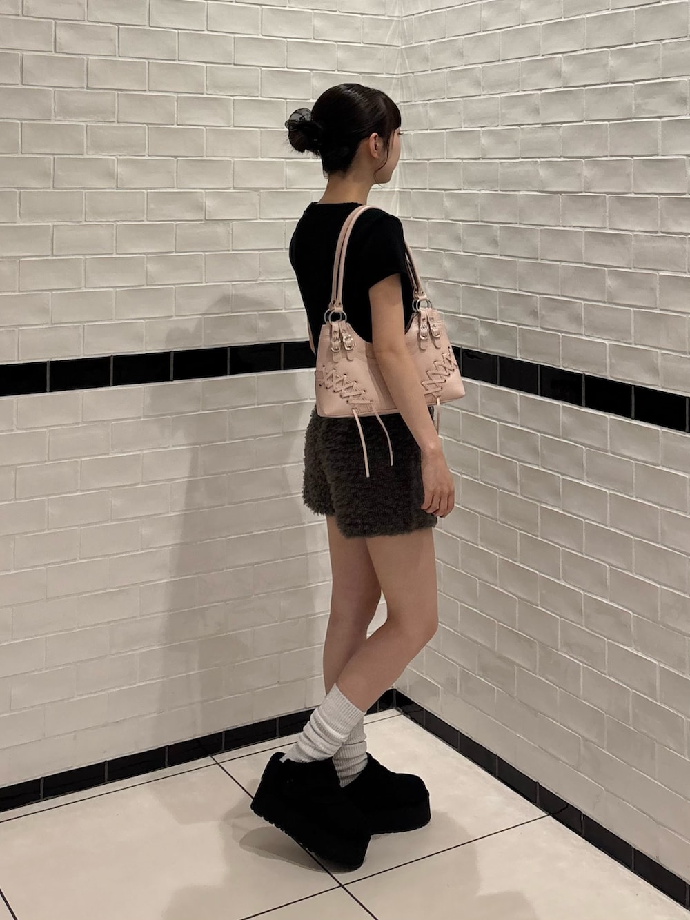 ブラック系のニット/セーター、グレー系のその他パンツ、ブラック系のスリッポンを着用したレディースの夏コーディネートの2枚目の写真