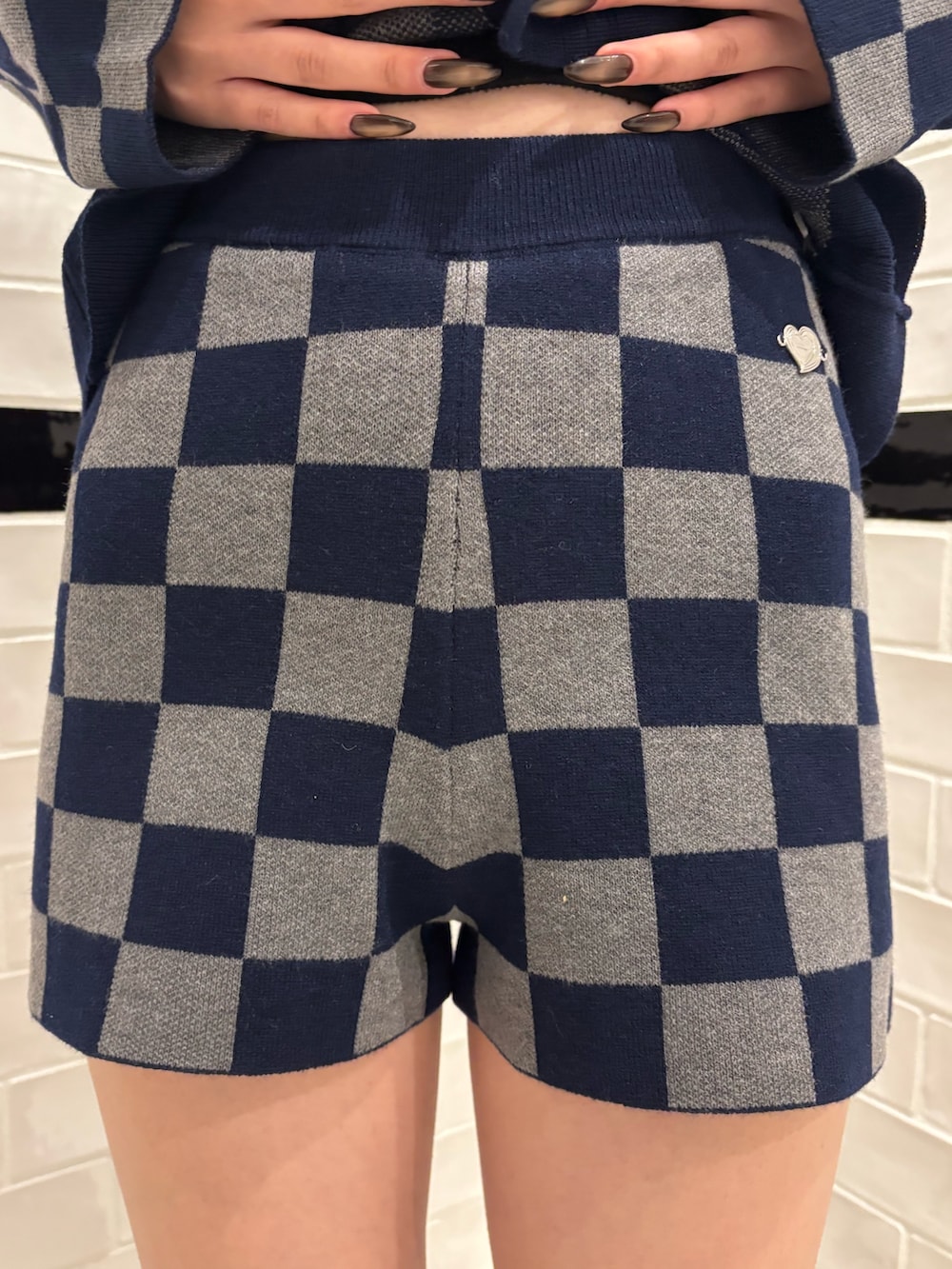 ブルー系のその他パンツ、ブラック系のスリッポン、ブラック系のスウェットを着用したレディースの秋コーディネートの5枚目の写真