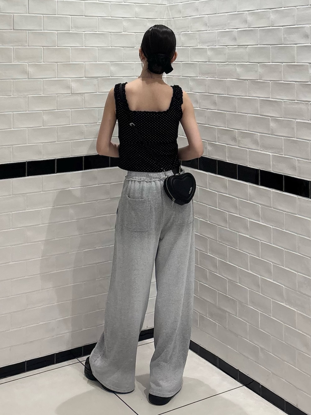 その他のタンクトップ、グレー系のスウェットパンツ、ブラック系のサンダルを着用したレディースの夏コーディネートの3枚目の写真
