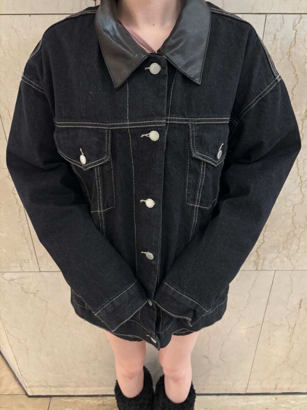 ブラック系のブーツ、ブルー系のブルゾン、ピンク系のニット/セーターを着用したレディースの冬コーディネートの7枚目の写真