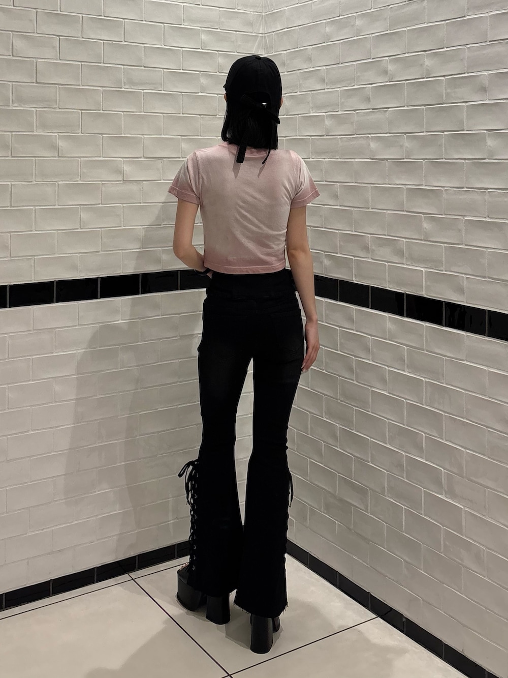 ピンク系のTシャツ/カットソー、ブラック系のデニムパンツ、ブラック系のサンダルを着用したレディースの夏コーディネートの3枚目の写真