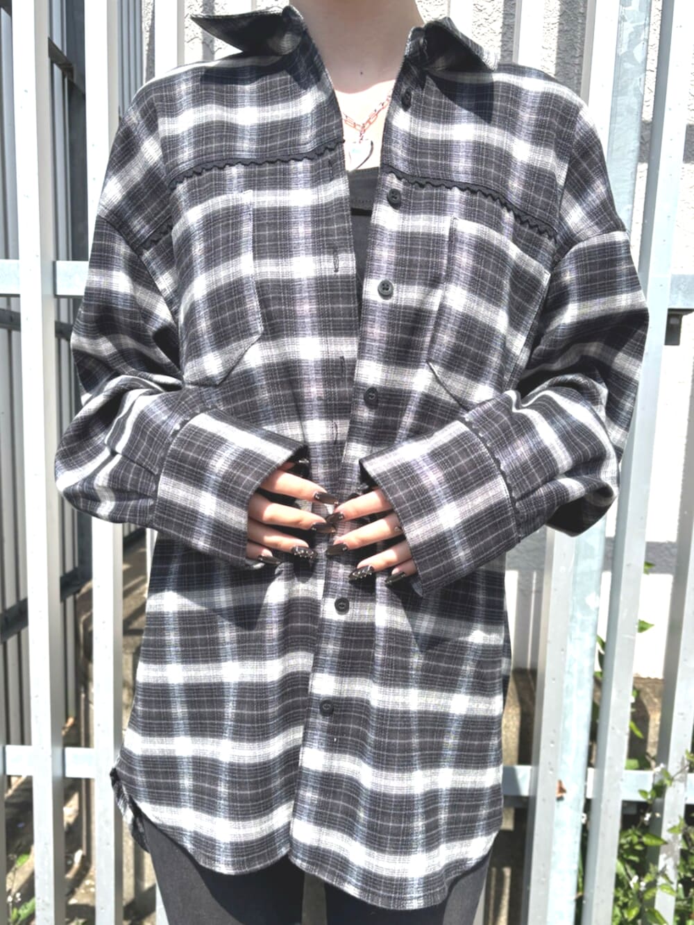 ブラック系のシャツ/ブラウス、ブラック系のサロペット/オーバーオール、ブラック系のサンダルを着用したレディースの春コーディネートの4枚目の写真