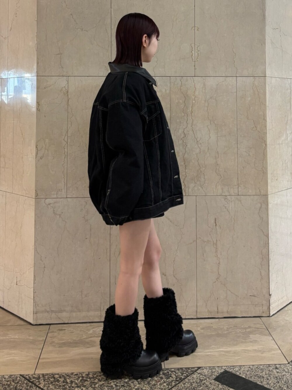 ブラック系のブーツ、ブルー系のブルゾン、ピンク系のニット/セーターを着用したレディースの冬コーディネートの3枚目の写真