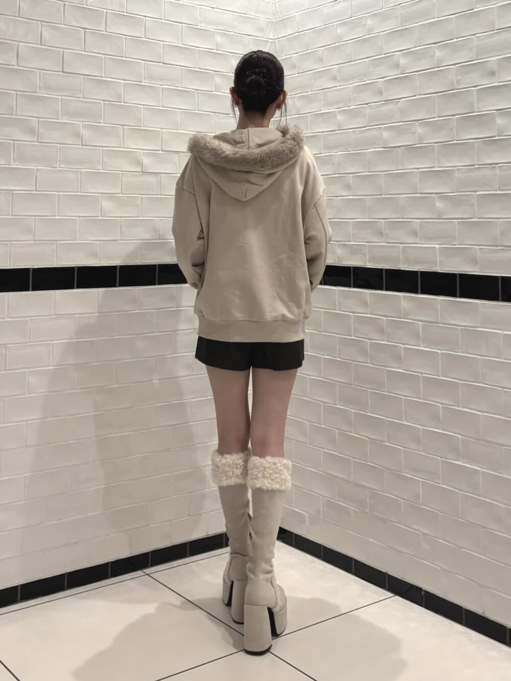 ホワイト系のブーツ、ブラウン系のその他パンツ、ベージュ系のパーカーを着用したレディースの秋コーディネートの3枚目の写真