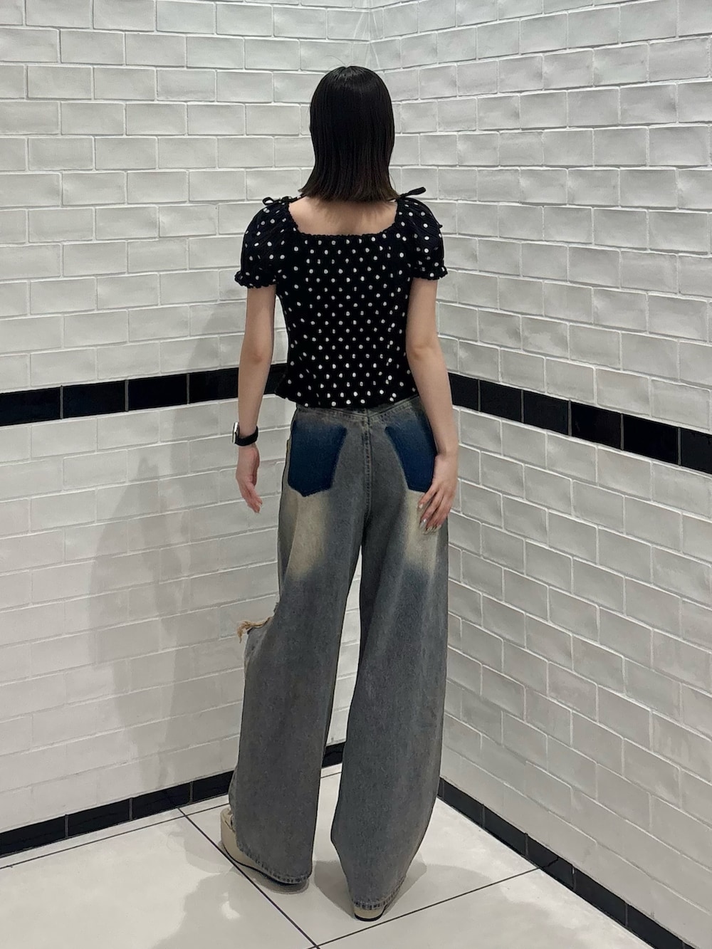 その他のTシャツ/カットソー、ブルー系のデニムパンツ、ホワイト系のサンダルを着用したレディースの夏コーディネートの3枚目の写真