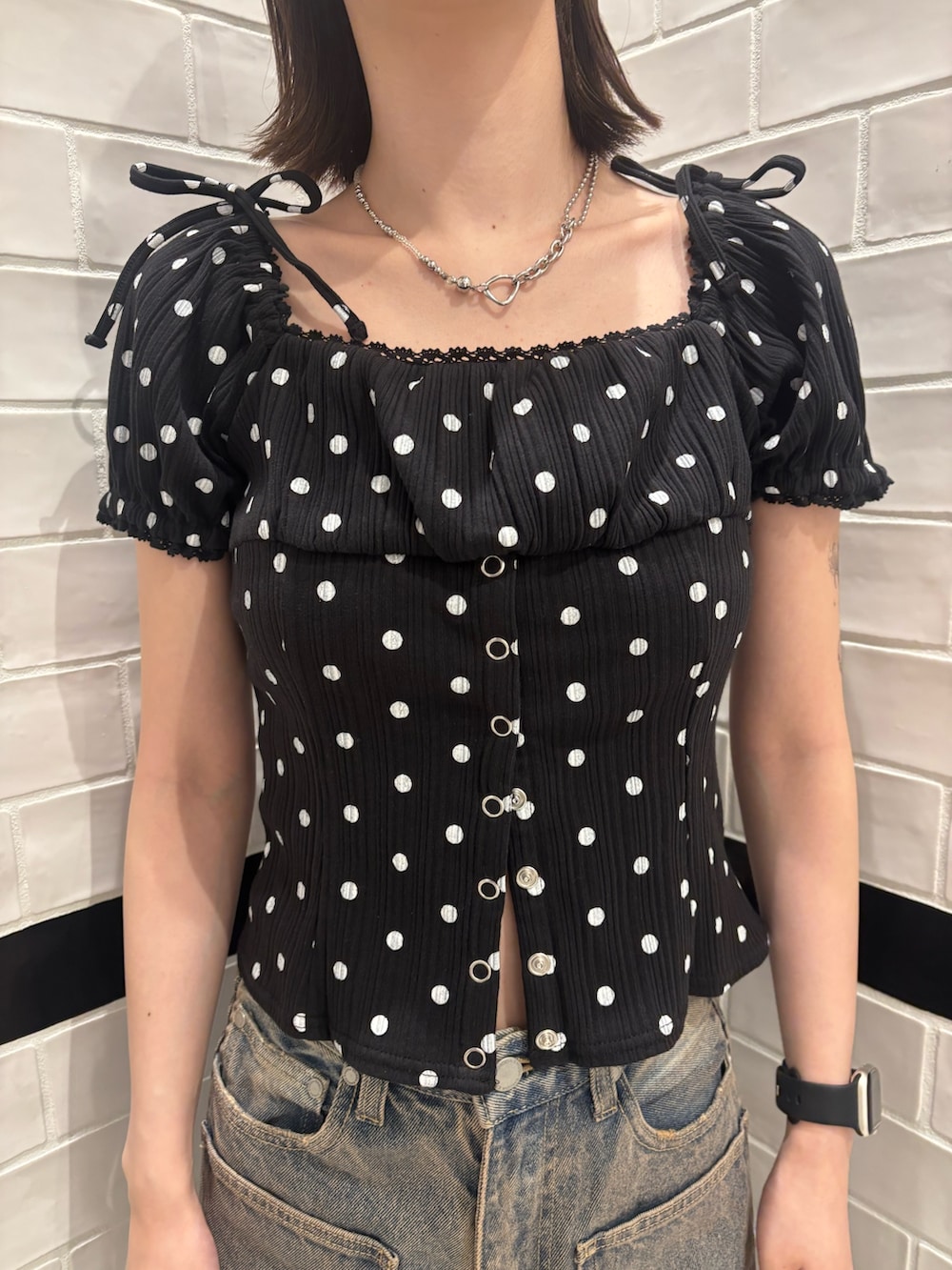 その他のTシャツ/カットソー、ブルー系のデニムパンツ、ホワイト系のサンダルを着用したレディースの夏コーディネートの4枚目の写真