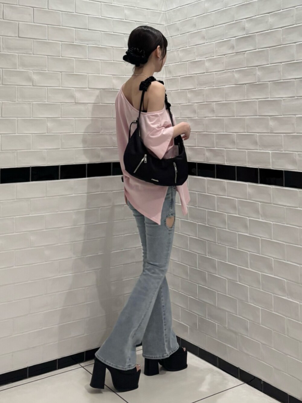 ブラック系のサンダル、ブラック系のショルダーバッグ、ピンク系のTシャツ/カットソーを着用したレディースの夏コーディネートの2枚目の写真