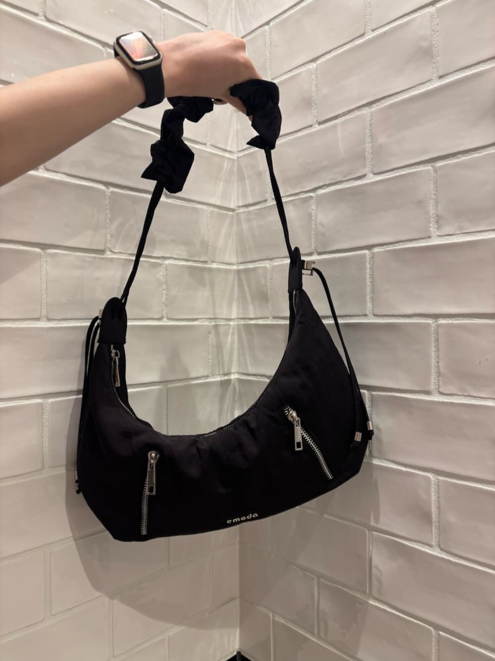 ブラック系のサンダル、ブラック系のショルダーバッグ、ピンク系のTシャツ/カットソーを着用したレディースの夏コーディネートの7枚目の写真