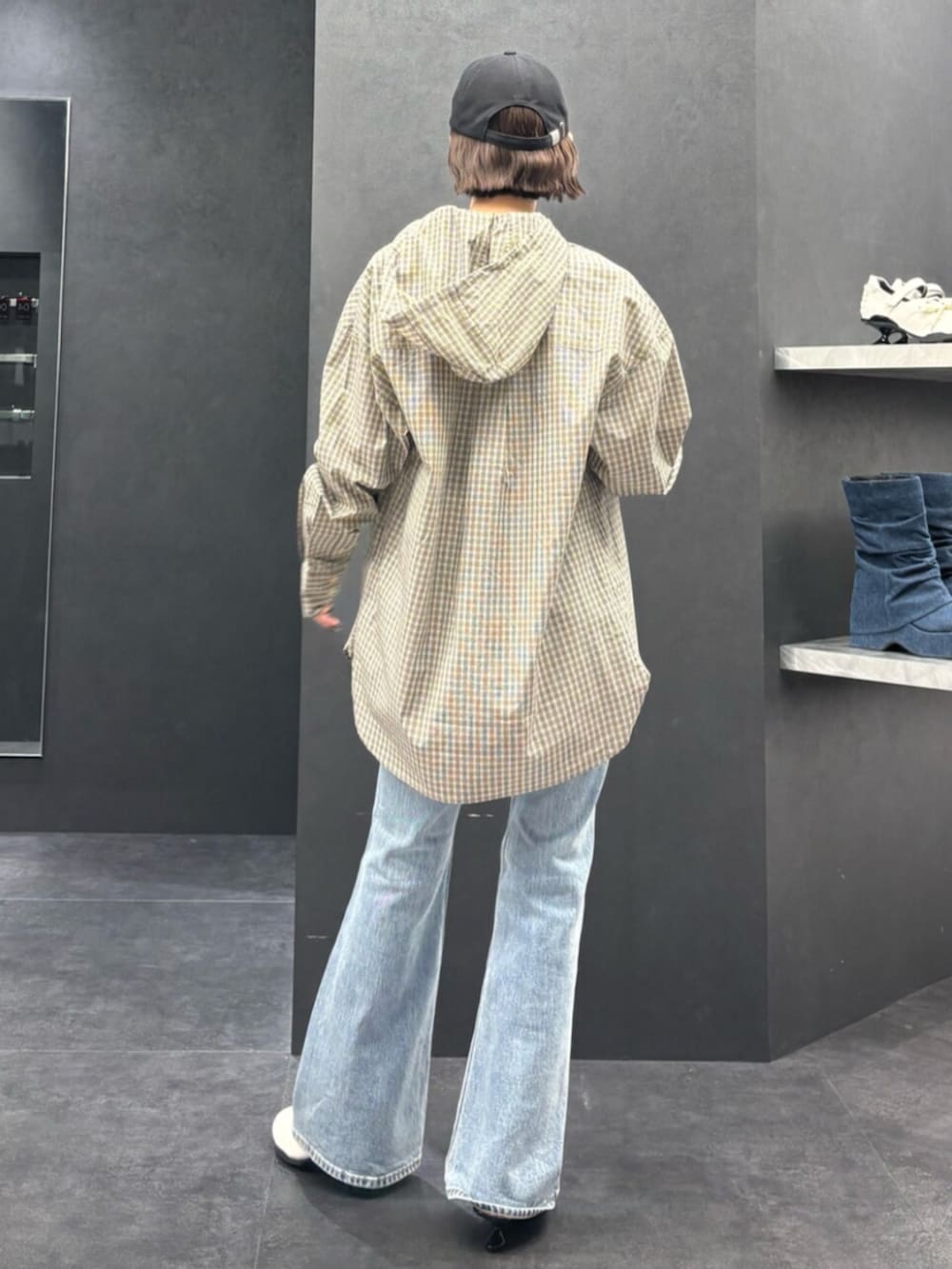 ブルー系のデニムパンツ、ベージュ系のシャツ/ブラウス、ブラック系のTシャツ/カットソーを着用したレディースの春コーディネートの3枚目の写真