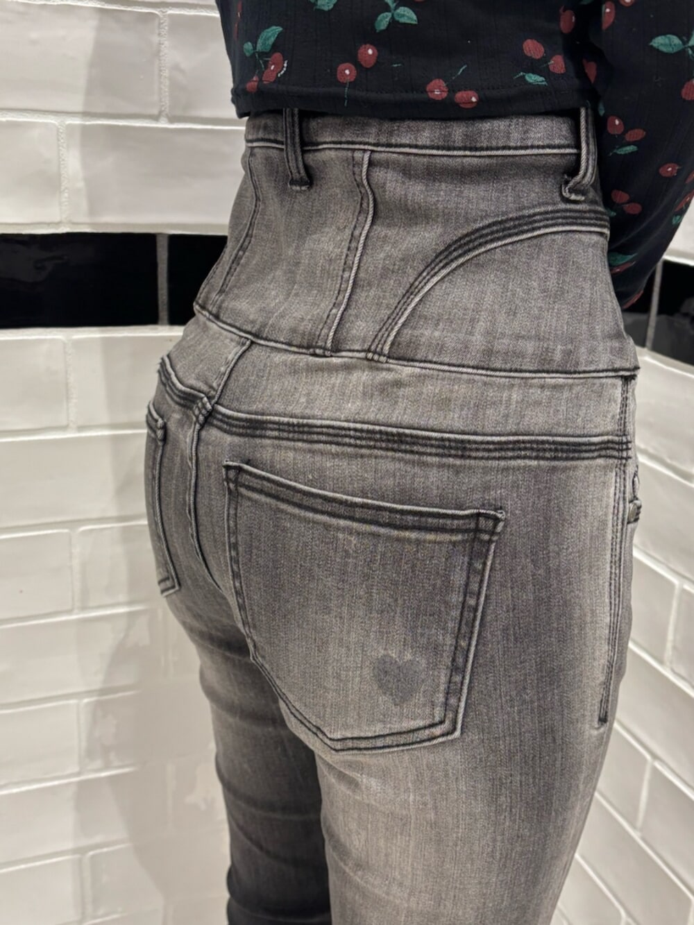 ブラック系のサンダル、ブラック系のデニムパンツ、ブラック系のTシャツ/カットソーを着用したレディースの春コーディネートの6枚目の写真