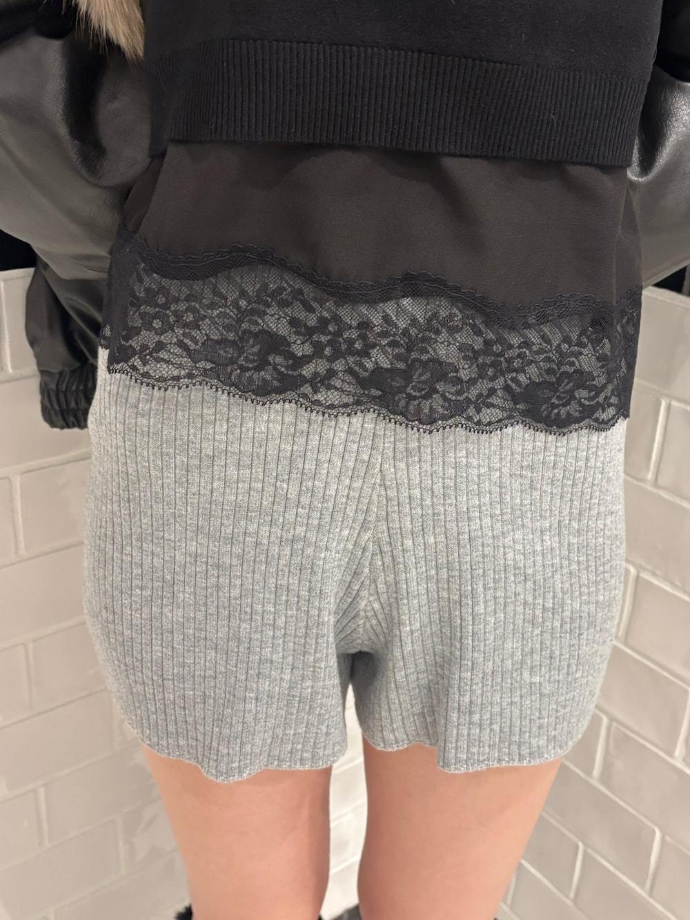 ブラック系のブルゾン、ブラック系のニット/セーター、グレー系のその他パンツを着用したレディースの秋コーディネートの5枚目の写真