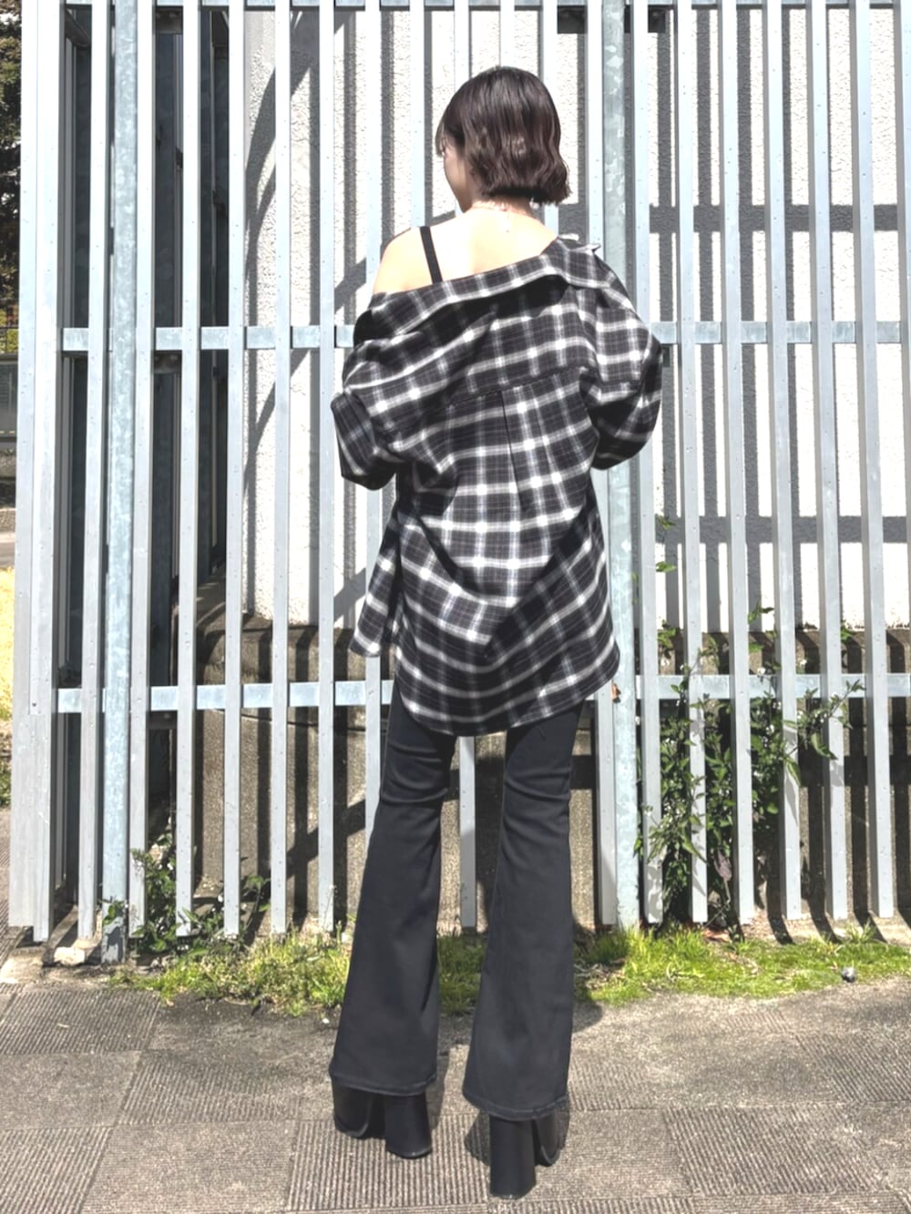 ブラック系のシャツ/ブラウス、ブラック系のサロペット/オーバーオール、ブラック系のサンダルを着用したレディースの春コーディネートの3枚目の写真