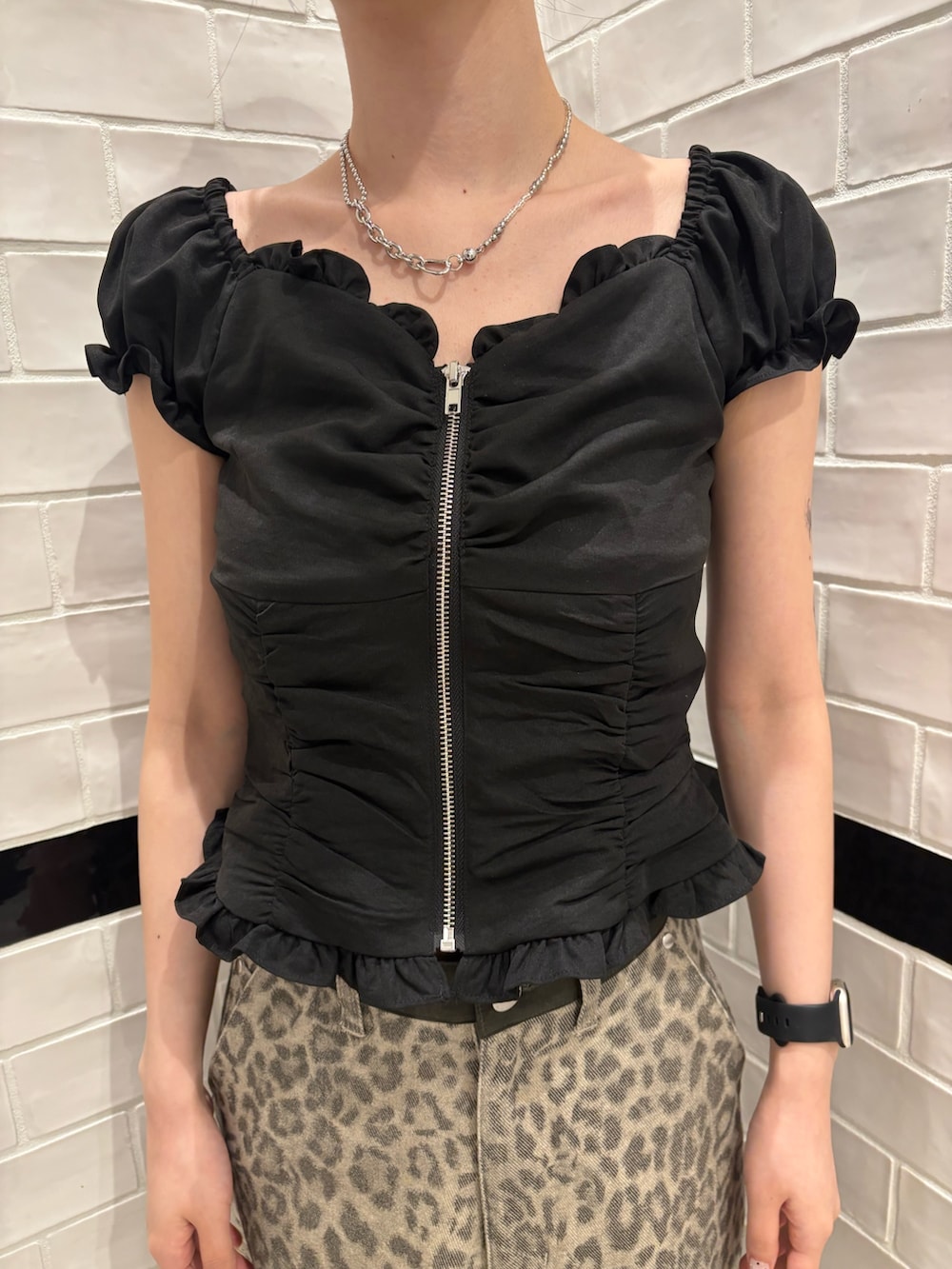 ブラック系のシャツ/ブラウス、ベージュ系のその他パンツ、ブラック系のサンダルを着用したレディースの夏コーディネートの4枚目の写真