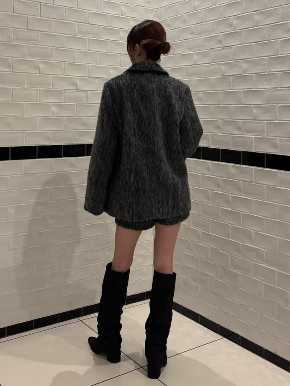 ブラック系のニット/セーター、グレー系のその他アウター、グレー系のその他パンツを着用したレディースの冬コーディネートの4枚目の写真