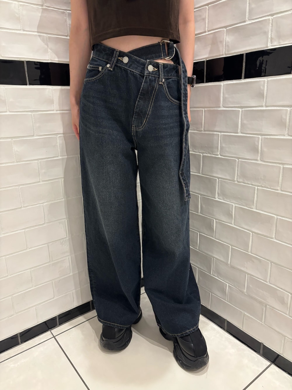 ブラウン系のTシャツ/カットソー、ブルー系のデニムパンツ、ホワイト系のハンドバッグを着用したレディースの夏コーディネートの5枚目の写真