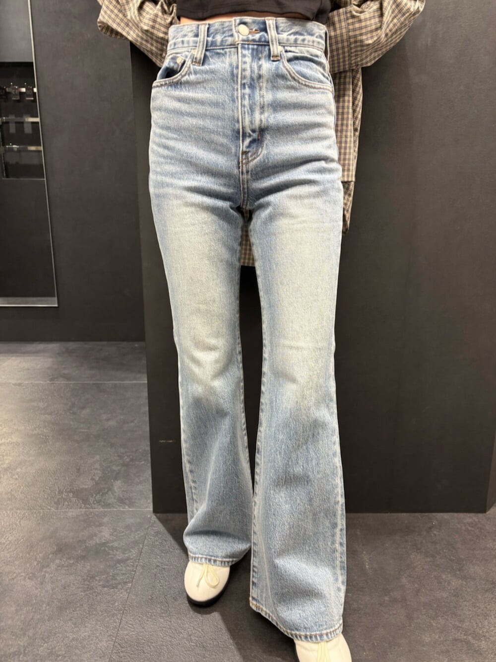 ブルー系のデニムパンツ、ベージュ系のシャツ/ブラウス、ブラック系のTシャツ/カットソーを着用したレディースの春コーディネートの5枚目の写真