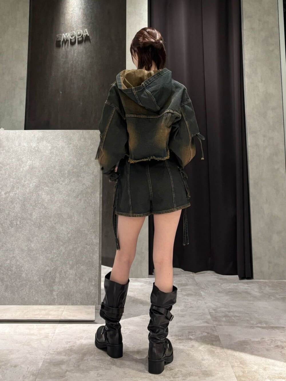 ブラック系のブーツ、ブルー系のデニムジャケット、ブルー系のその他パンツを着用したレディースの冬コーディネートの4枚目の写真