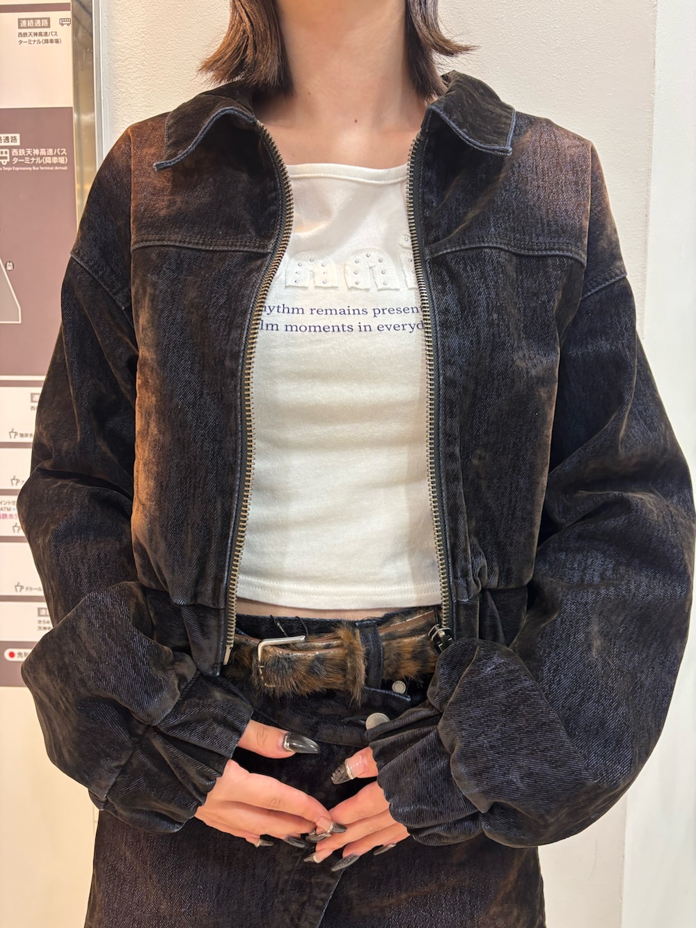 ブラウン系のブルゾン、ブラウン系のスカート、ホワイト系のTシャツ/カットソーを着用したレディースの夏コーディネートの4枚目の写真