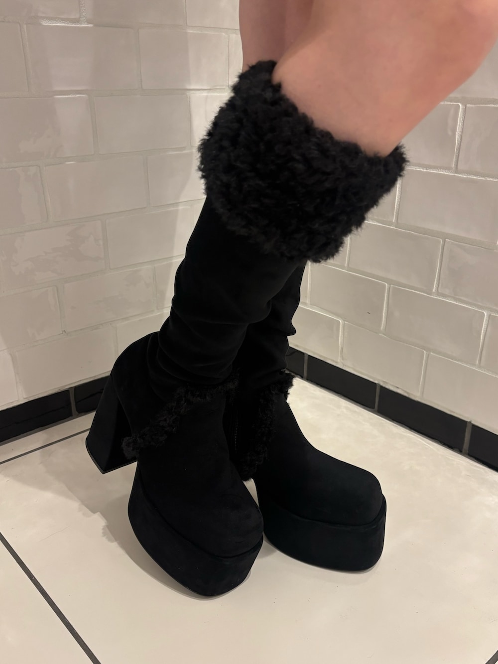 ブラック系のブルゾン、ブラック系のニット/セーター、グレー系のその他パンツを着用したレディースの秋コーディネートの6枚目の写真