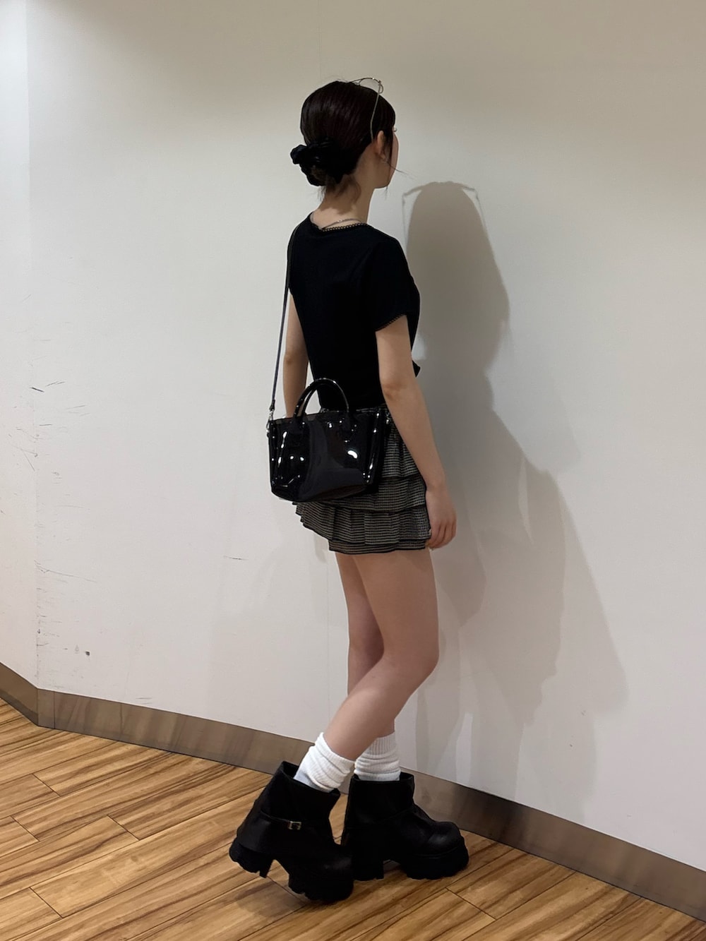 ブラック系のTシャツ/カットソー、ブラック系のハンドバッグ、その他のスカートを着用したレディースの夏コーディネートの2枚目の写真