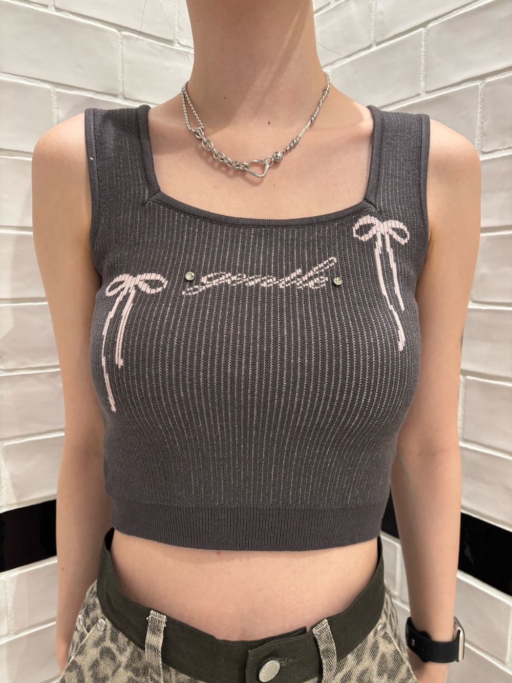ベージュ系のその他パンツ、ブラック系のサンダル、ブラック系のハンドバッグを着用したレディースの夏コーディネートの5枚目の写真