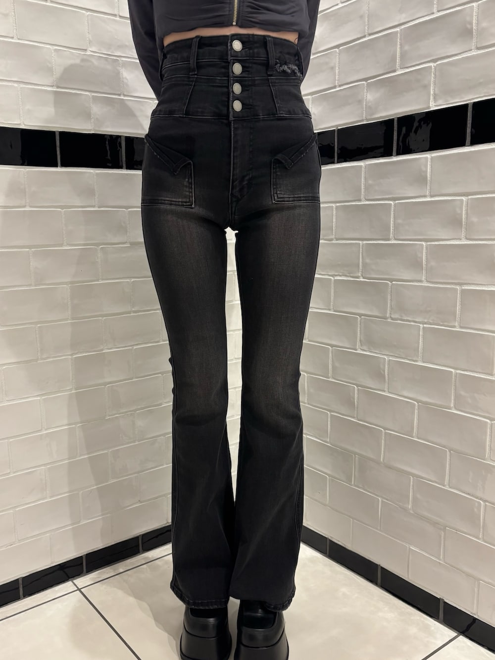 グレー系のTシャツ/カットソー、ブラック系のデニムパンツ、ブラック系のローファーを着用したレディースの秋コーディネートの5枚目の写真