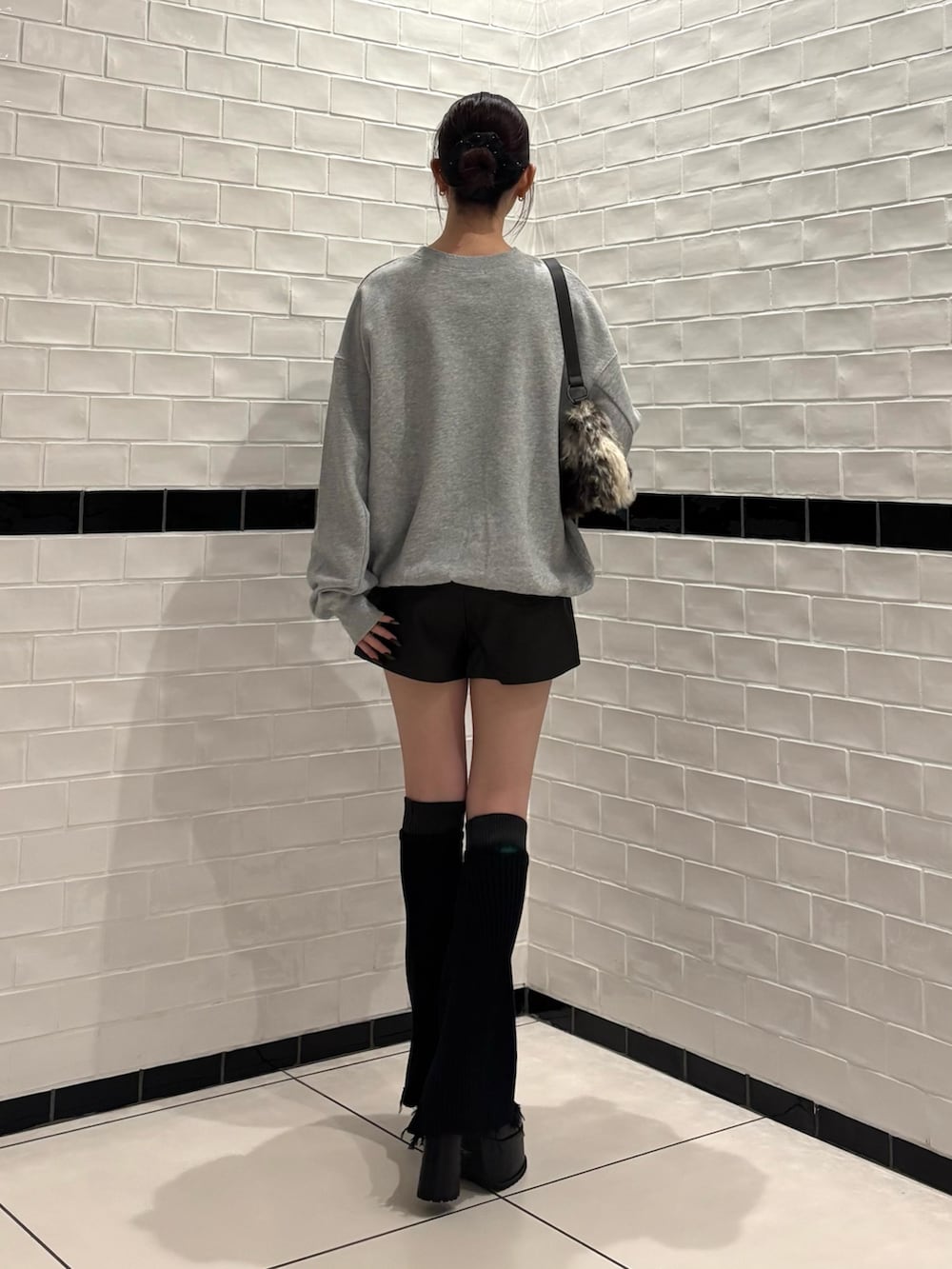 グレー系のスウェット、ブラウン系のその他パンツ、ブラック系のローファーを着用したレディースの秋コーディネートの3枚目の写真
