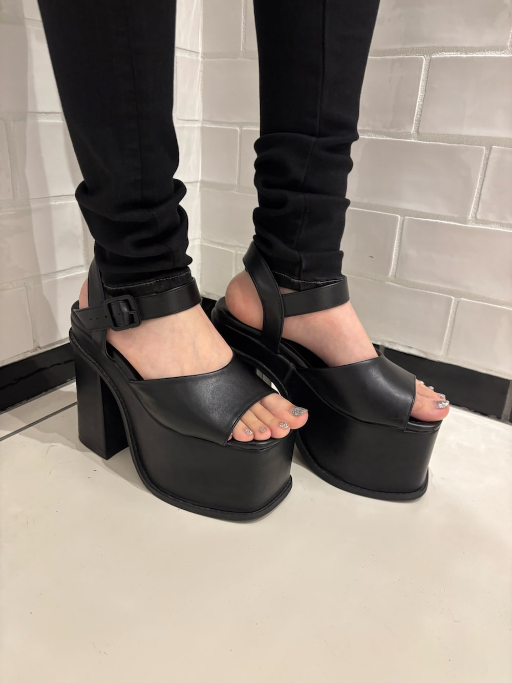 その他のシャツ/ブラウス、ブラック系のキャミソール、ブラック系のデニムパンツを着用したレディースの夏コーディネートの7枚目の写真
