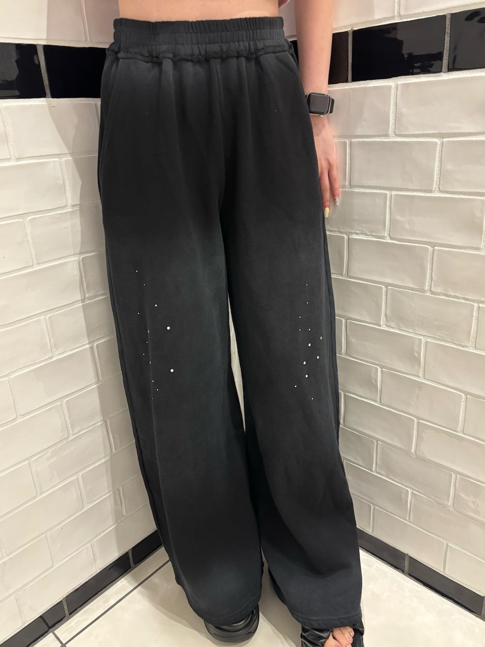 ピンク系のTシャツ/カットソー、ブラック系のスウェットパンツ、ホワイト系のショルダーバッグを着用したレディースの夏コーディネートの5枚目の写真