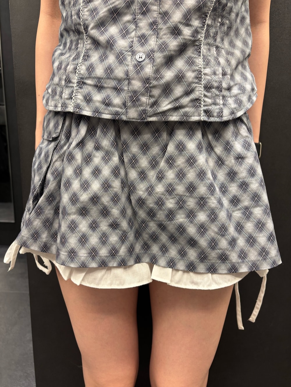 ブラック系のサンダル、ブルー系のスカート、ブルー系のシャツ/ブラウスを着用したレディースの夏コーディネートの5枚目の写真