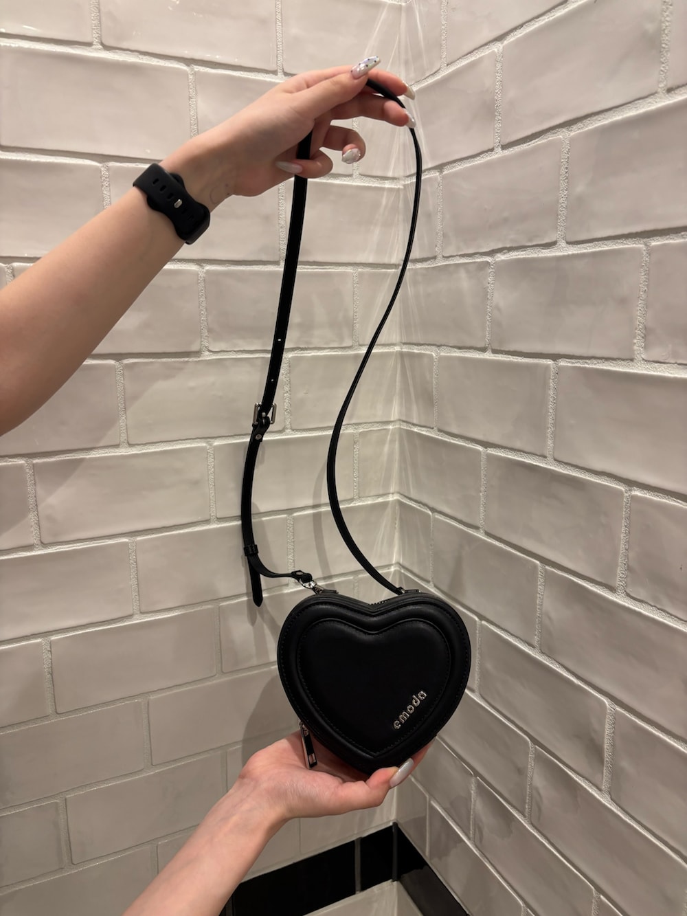 ブラック系のシャツ/ブラウス、ベージュ系のその他パンツ、ブラック系のサンダルを着用したレディースの夏コーディネートの7枚目の写真