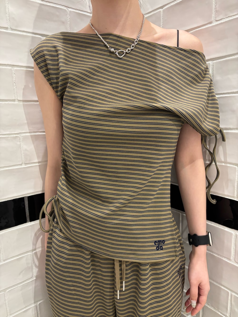 グリーン系のTシャツ/カットソー、グリーン系のその他パンツ、シルバー系のショルダーバッグを着用したレディースの夏コーディネートの4枚目の写真