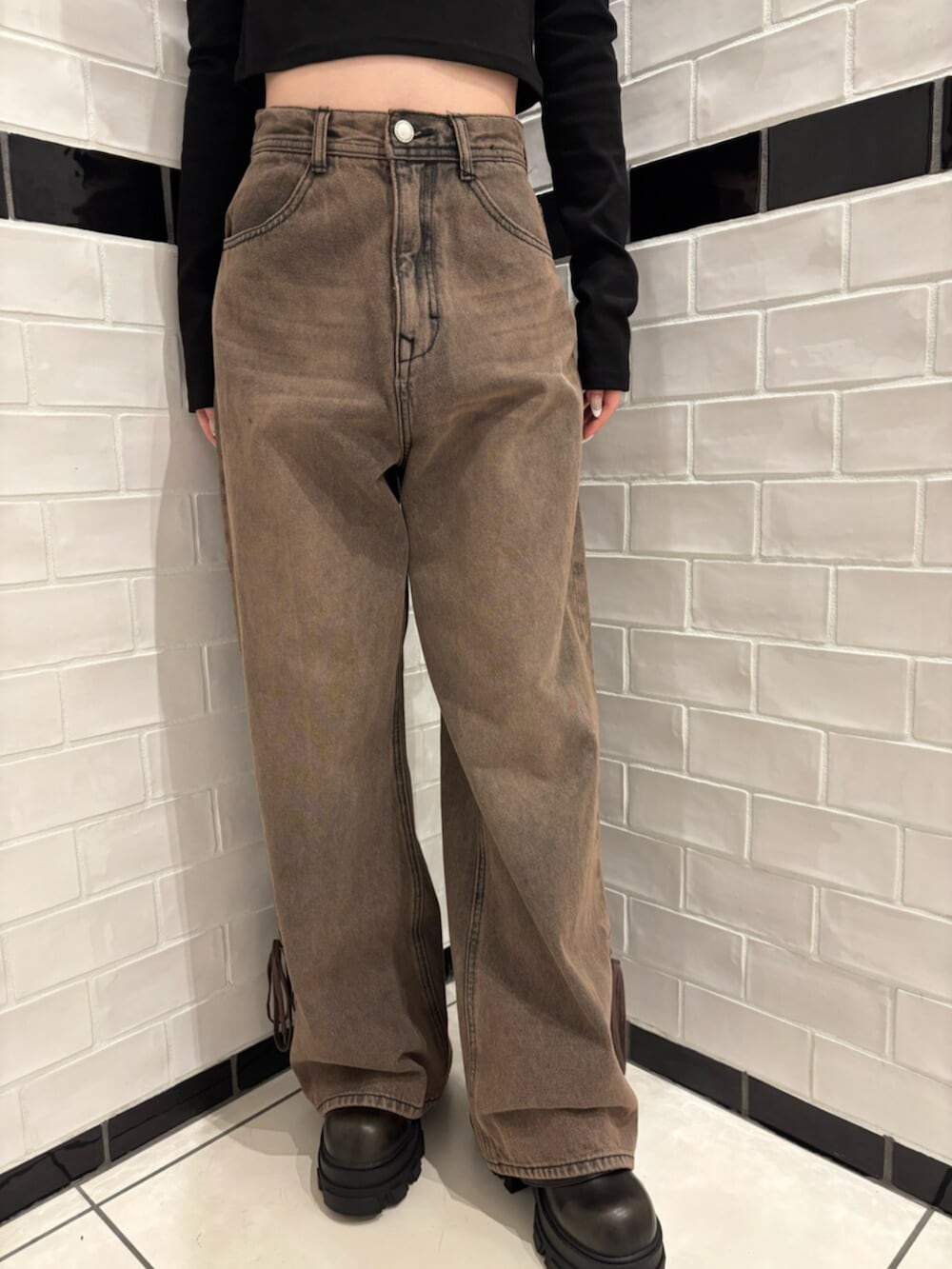 ブラック系のブーツ、ブラック系のTシャツ/カットソー、ブラウン系のデニムパンツを着用したレディースの春コーディネートの5枚目の写真