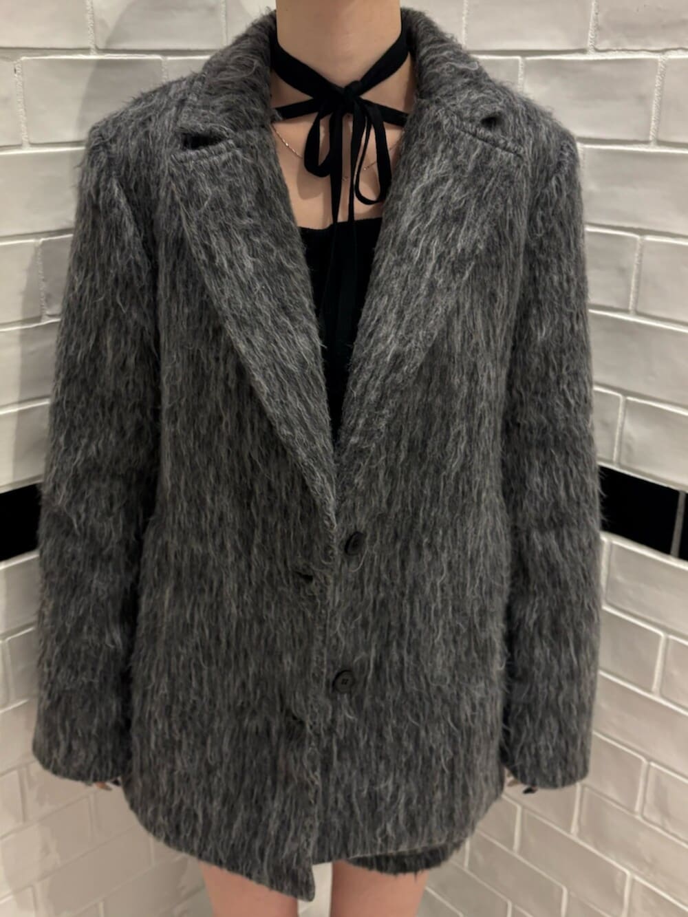 ブラック系のニット/セーター、グレー系のその他アウター、グレー系のその他パンツを着用したレディースの冬コーディネートの5枚目の写真