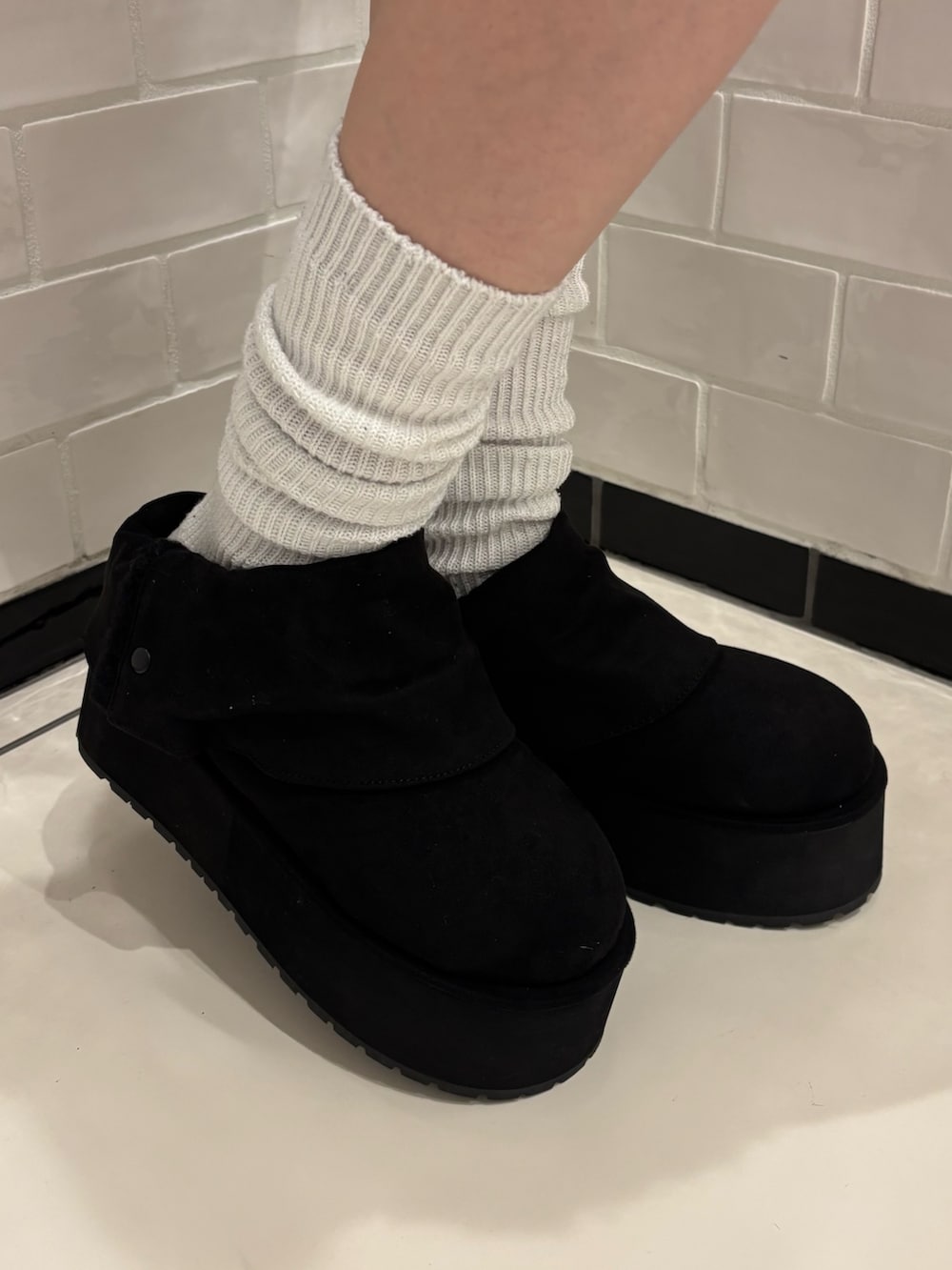 ブラック系のニット/セーター、グレー系のその他パンツ、ブラック系のスリッポンを着用したレディースの夏コーディネートの6枚目の写真