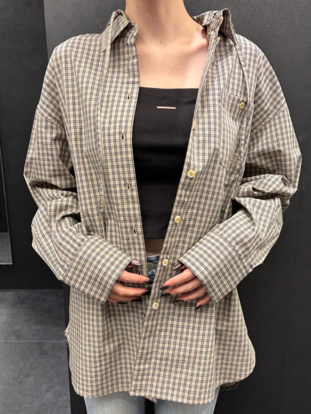 ブルー系のデニムパンツ、ベージュ系のシャツ/ブラウス、ブラック系のTシャツ/カットソーを着用したレディースの春コーディネートの4枚目の写真