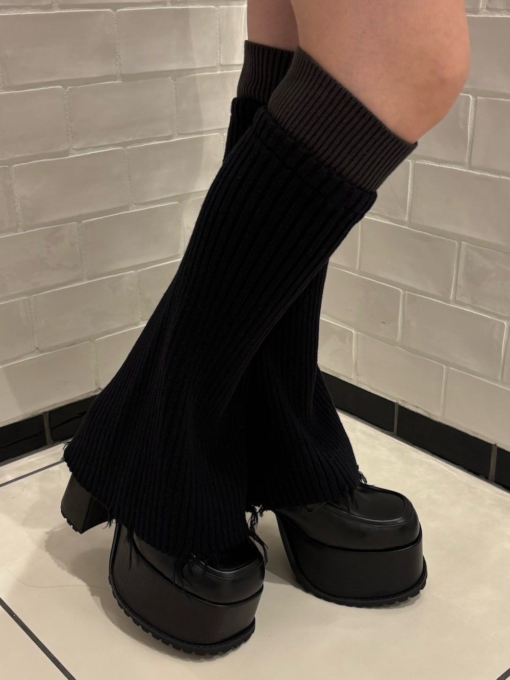 グレー系のスウェット、ブラウン系のその他パンツ、ブラック系のローファーを着用したレディースの秋コーディネートの6枚目の写真