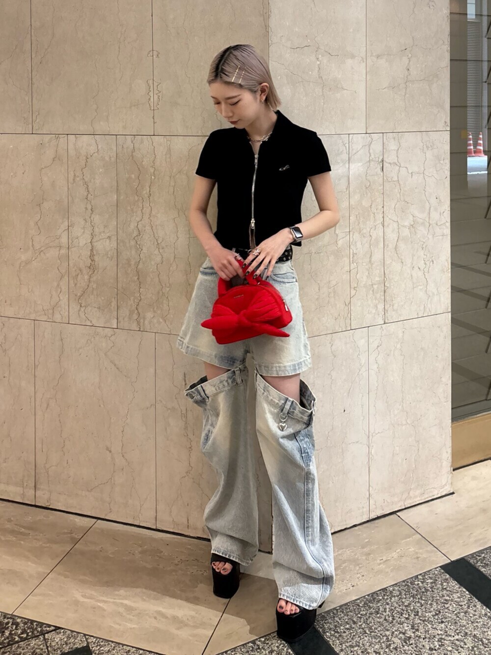 ブラック系のサンダル、レッド系のハンドバッグ、ブラック系のTシャツ/カットソーを着用したレディースの夏コーディネートの2枚目の写真