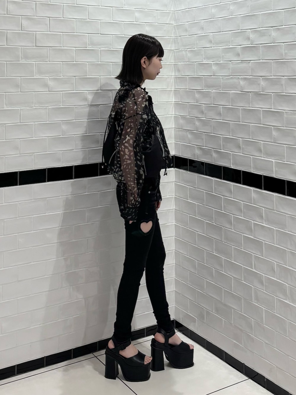 その他のシャツ/ブラウス、ブラック系のキャミソール、ブラック系のデニムパンツを着用したレディースの夏コーディネートの2枚目の写真