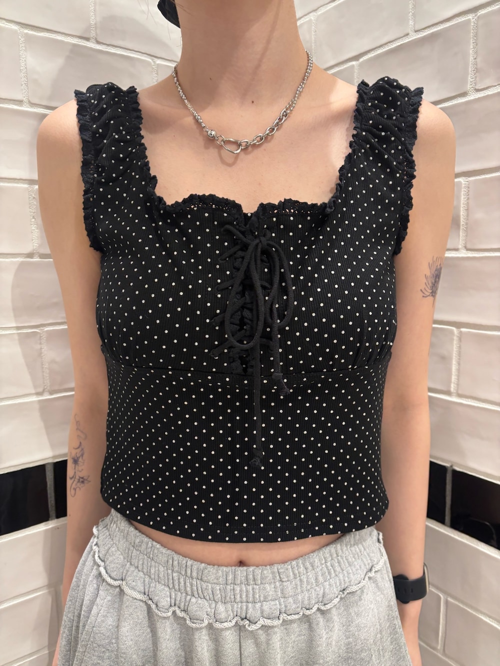 その他のタンクトップ、グレー系のスウェットパンツ、ブラック系のサンダルを着用したレディースの夏コーディネートの4枚目の写真