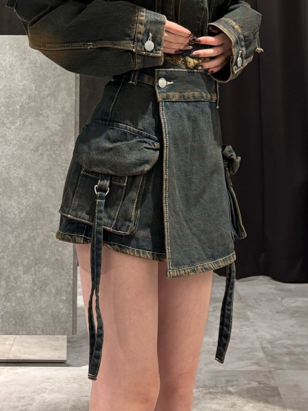 ブラック系のブーツ、ブルー系のデニムジャケット、ブルー系のその他パンツを着用したレディースの冬コーディネートの7枚目の写真